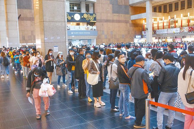 「苍蓝鸽」表示，隔离政策刚宣布一改，当天下午、晚上的疫苗门诊马上爆量，让他感慨原来隔离三天比疫苗副作用可怕。图为民眾排队打疫苗。（本报资料照片）
