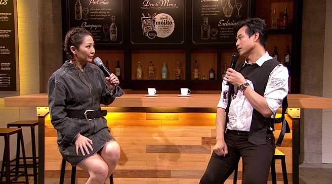 林晓培（左）上陈国华主持的《那些年。那些歌》。（年代提供）