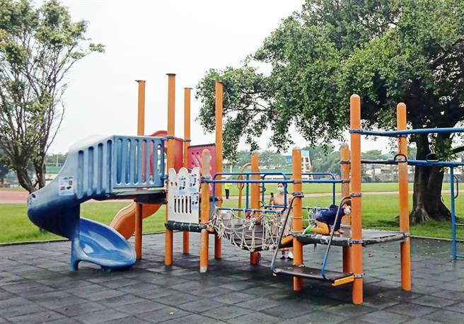 大甲體育場兒童遊具老舊，小朋友前往遊戲險象環生，引起家長的恐慌及不安。（陳世宗攝）