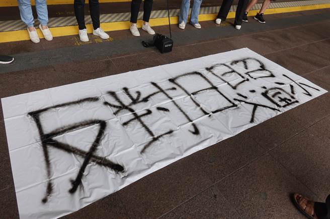 2日芝山國小家長們前往北市府，抗議校園內設立日照中心，呼籲先召集專家學者討論，先制訂專法再執行。（陳敬哲攝）