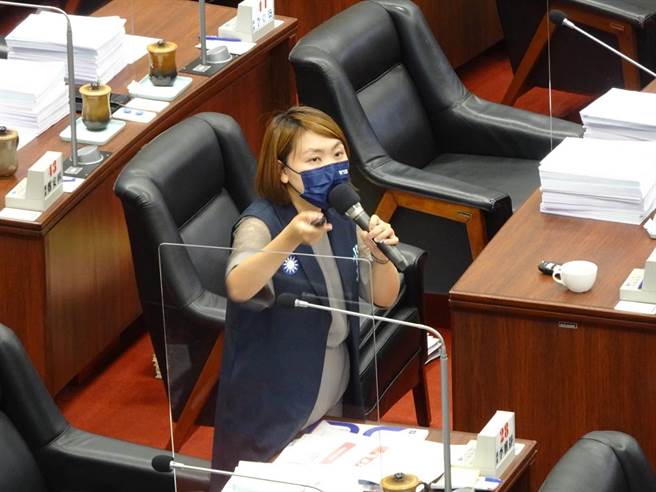 高市议员邱于轩，图为她日前在议会质询。(曹明正摄)
