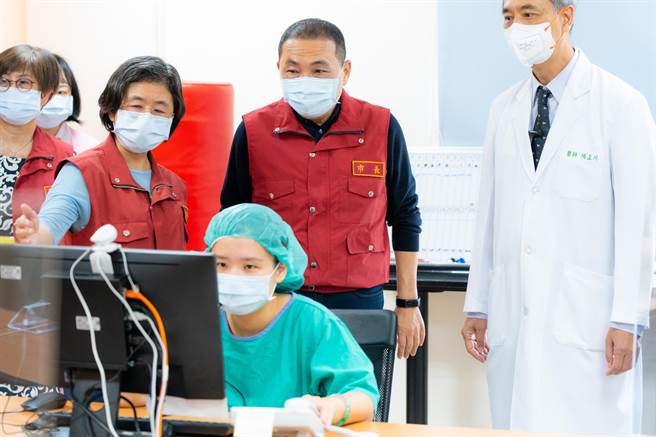 侯友宜今天上午到市立联合医院三重院区慰问护理师及医疗团队。（新北市政府提供）