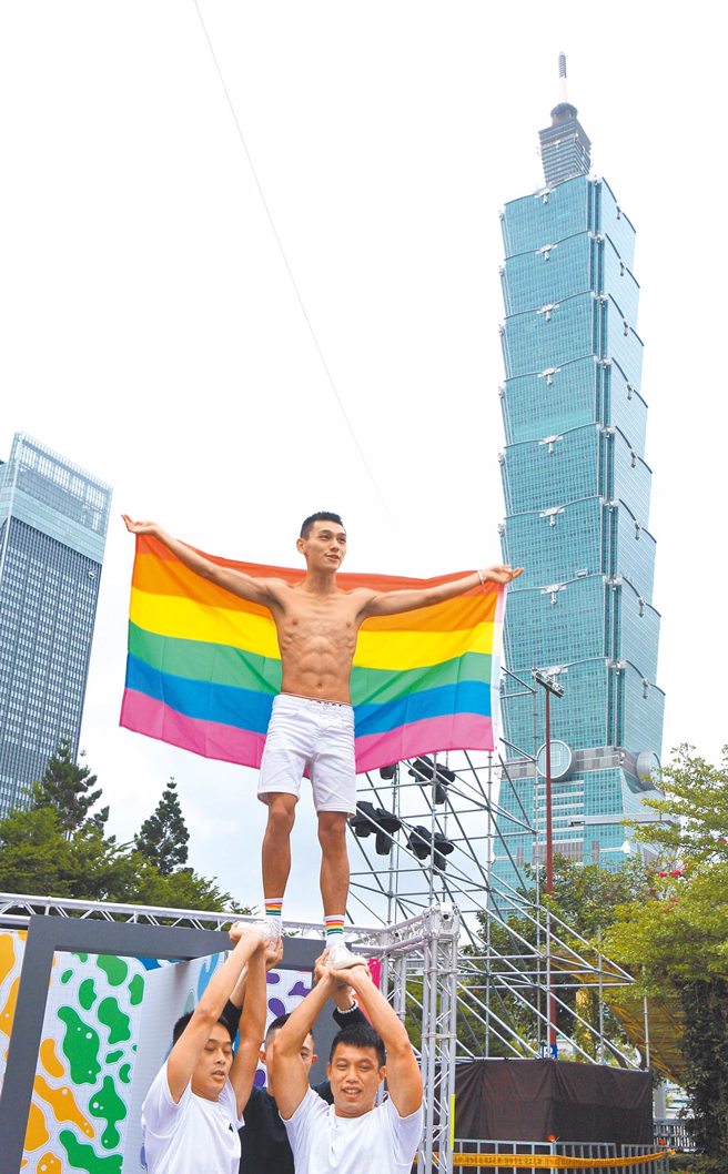 民调显示2019年5月24日同婚专法上路后，有逐渐开放之趋势，2021年支持同婚的人已高达六成。图为民眾表演特技，手持彩虹旗合影。 （张铠乙摄）