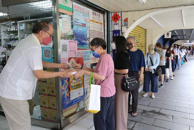 侯友宜也說，快篩試劑的型態不是重點，關鍵是要便宜又容易取得。（本報資料畫面）