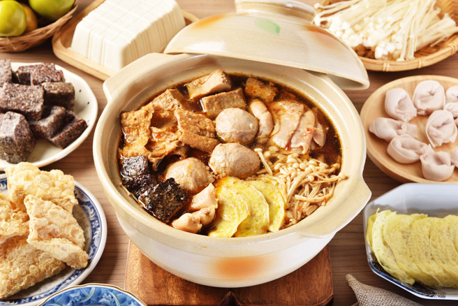 高铭鸿医师指出，火锅料不但含有食品添加剂，且高油脂、高钠，吃多容易造成健康负担。(示意图/达志影像)