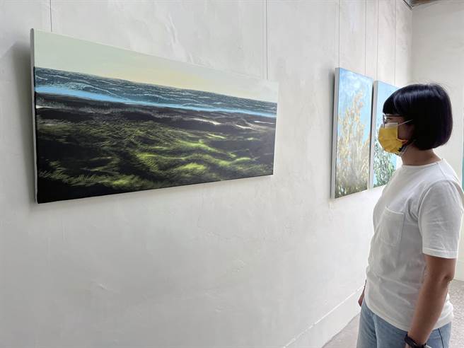 吴宏德透过实地踏查台中港至高美湿地一带地景，创作《海风吹拂之地》，纪录海线地带强风吹拂的独特意象。（港区艺术中心提供）