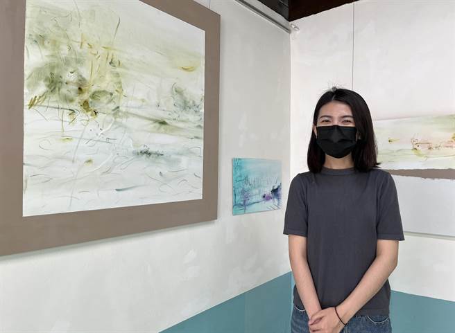 许淳珺作品《附皱褶》，则以纸张上的皱褶变化比拟驻村时长期感受的潮湿状态，使用速写的笔调、具象的表现方式讲述清眷记事。（港区艺术中心提供）