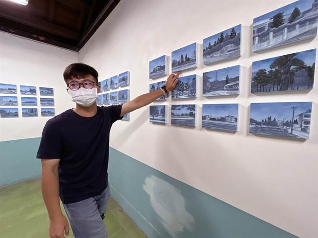 蔡尚宽导览解说作品《对清水的半知半解》，地毯式搜索整个清水的南洋杉，并在画作下标记座标。（港区艺术中心提供）