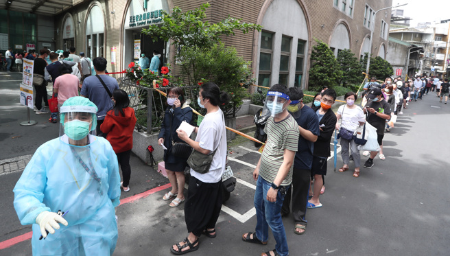 指揮中心於1400召開記者會，由指揮官陳時中最新說明。圖為永和耕莘醫院急診待PCR的民眾。（圖／記者鄭任南攝影）
