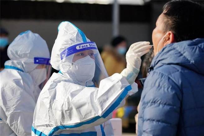 隨著大陸核酸檢測常態化趨勢，近期「核酸採樣員」成為最新熱門招聘職業，甚至有上海公司開出日薪千元人民幣條件。（新華社）