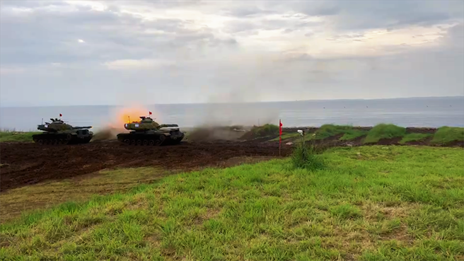 陆军澎湖防卫指挥部12日清晨5时，在五德训练场实施实弹射击训练，由于炮声隆隆有点突兀，许多民眾上网PO文问说是不是打仗了。(陆军澎湖防卫指挥部提供)