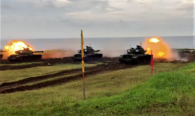 演训科目由M60A3战车以机动进入滩岸阵地，轮番对海上目标区採「横向」、「动对静」及「瞬间停止」射击。(陆军澎湖防卫指挥部提供)