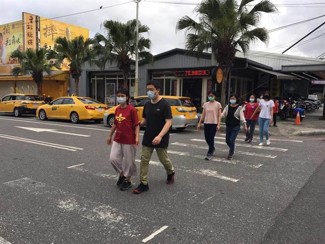 花莲县府培训导盲志工，提供视障者外出就医、洽公时陪同服务，让视障者走出户外，提升社会参与。（县府提供／王志伟花莲传真）