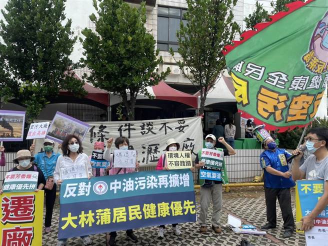 中油公司计画于小港区凤鼻头段盖沥青工场，让大林蒲居民和环团不满，认为迁村都还没完成，现在又要盖新厂，让空气污染问题加剧。（洪浩轩摄）