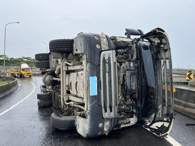 台84線接台61匝道意外，貨櫃車移轉彎不慎側翻橫躺路中。(記者爆料網提供)