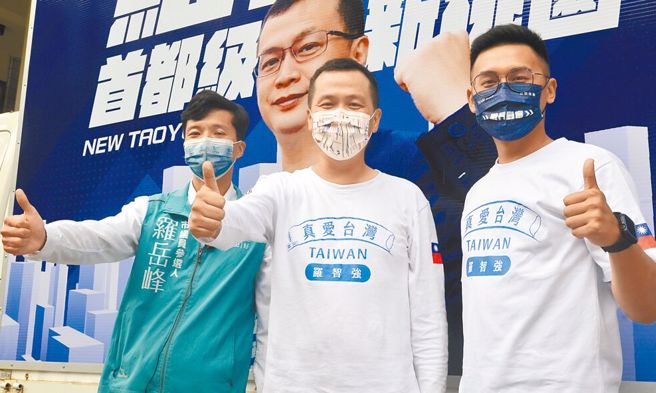 羅智強（中）日前信心喊話，桃園市長選戰他一定贏。圖為羅公布競選發言人何元楷（右）與行動競選總部。（資料照片/賴佑維攝）