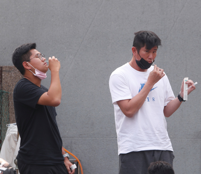 中信兄弟投手教练林恩宇PCR结果为阴性，图为4月27日在天母球场全队进行快筛。（资料照，陈怡诚摄）