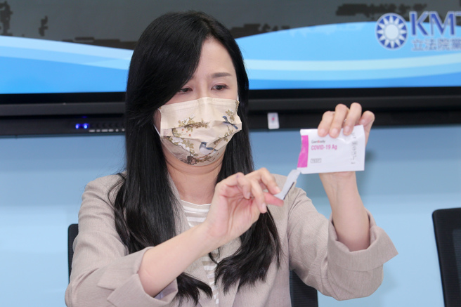 国民党立法院党团书记长万美玲12日召开记者会，踢爆「快筛EUA发大财」手法，其中一家取得快筛试剂EUA的弘朗生技公司疑似透过「曜群生医」做团购兜售，手法载明透过「期货接单」做无本生意，先收取现金再交货。万美玲更当场开封快筛试剂，质疑一箱箱快筛试剂直接被摆在路边「日晒雨淋」，完全不符合「医疗器材优良运销准则」规范，恐影响准确性。（黄世麒摄）