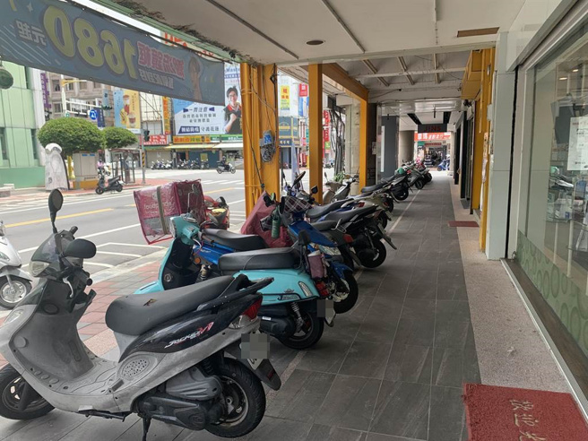 议员爆，花莲市闹区骑楼摆摊、停车等遭人恶意检举，摊商苦不堪言，县府允诺跨局处研议自订管理办法。（王志伟摄）