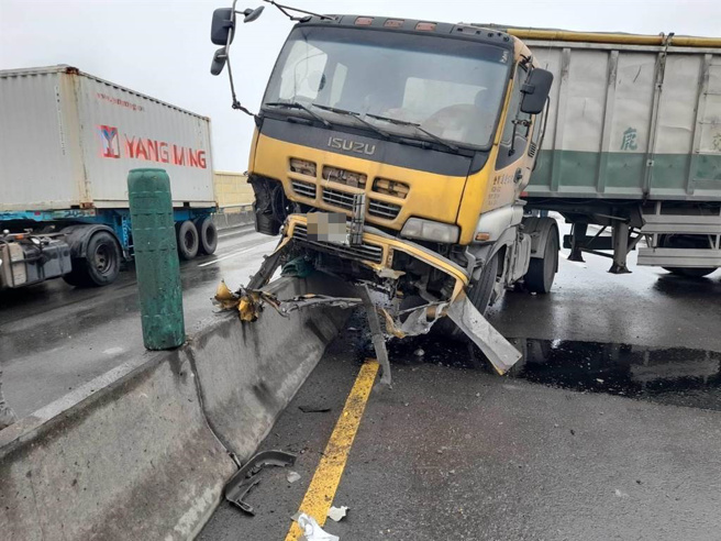 陳姓男子駕駛一輛聯結車，天雨路滑失控自撞外側護欄後，再90度轉彎撞內側安全島，造成西濱北上全線一度封閉。(警方提供)