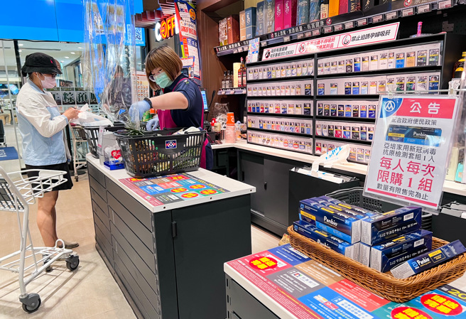 今（12日）起實施3類人快篩陽視同確診，然而無法掛號、系統當機等問題頻傳，讓民眾無所適從。圖為全聯販賣的快篩試劑，已近中午仍有許多擺放在櫃檯，顯見民眾購買意願不高。（羅永銘攝）