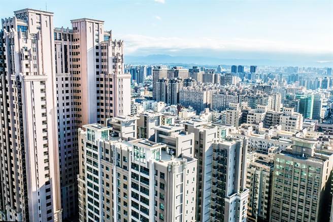 竹北市房价飙涨，投资客炒房被认是主因，「囤房税」将在7月1日上路。（罗浚滨摄）