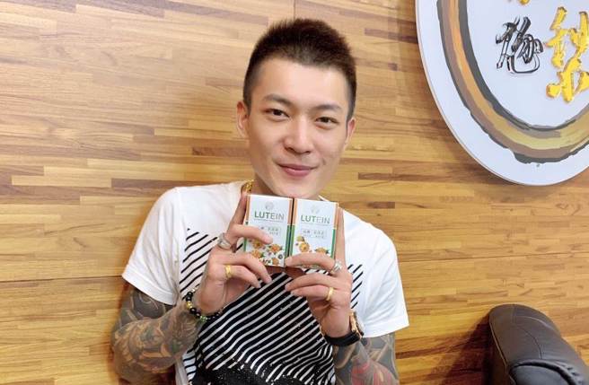 网红「凤梨」（吴泓逸）以台式幽默走红。（吴泓逸脸书）