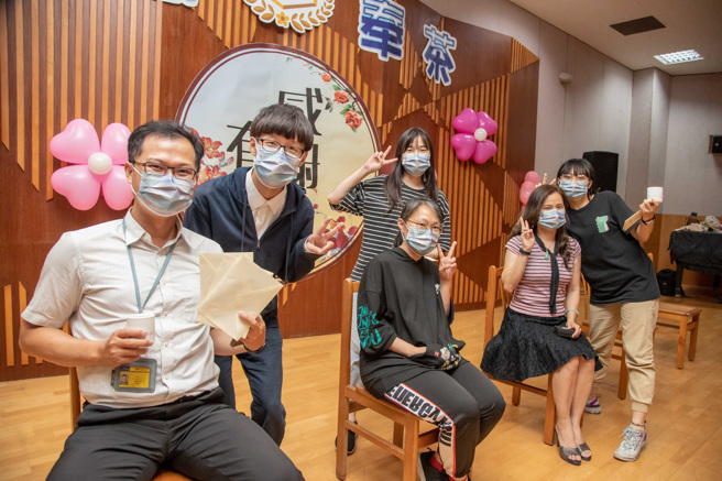 嘉药举办「感恩奉茶、献礼暖心」活动，拉近师生彼此间的感情。(图/嘉南药理大学提供)