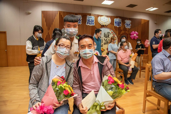 嘉药运管系陈依蓵同学特别邀请了父母参加，藉由活动对父母亲表达养育恩情。(图/嘉南药理大学提供)

