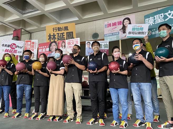 年底選舉近在眼前，早已宣布不連任的民進黨台北市黨部主委吳怡農，今在黨職改選前夕，率9名順利在初選出線的新人打保齡球，展現團結氣勢。（黃婉婷攝）