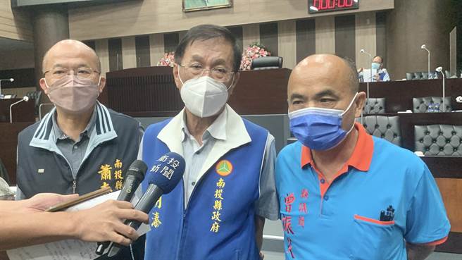 南投縣長林明溱（中）12日表示，弱勢族群快篩由各地衛生所免費提供。（廖志晃攝）