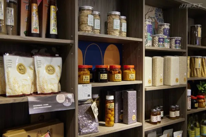 店內小農市集集結來自宜蘭在地的農家手作食材。(圖/行遍天下提供)