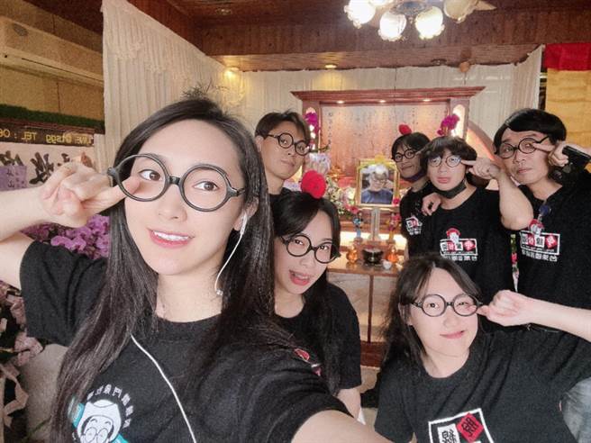 脱线灵堂照曝光，后代子孙特地模仿他的招牌造型。（摘自台东脱线牧场-脱线爸脸书）