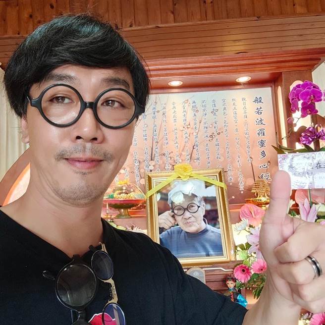 脱线儿子陈嘉成特地挑选脱线招牌造型当作遗照。（摘自台东脱线牧场-脱线爸脸书）