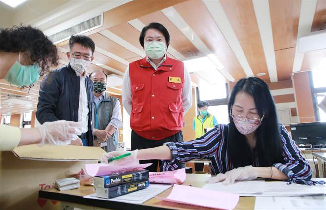 基隆市長林右昌前往仁愛區公所、仁愛區衛生所，為第一線工作人員加油打氣。（基隆市政府提供／陳彩玲基隆傳真）