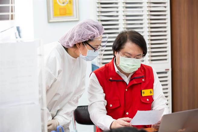 基隆市長林右昌前往仁愛區公所、仁愛區衛生所，為第一線工作人員加油打氣。（基隆市政府提供／陳彩玲基隆傳真）