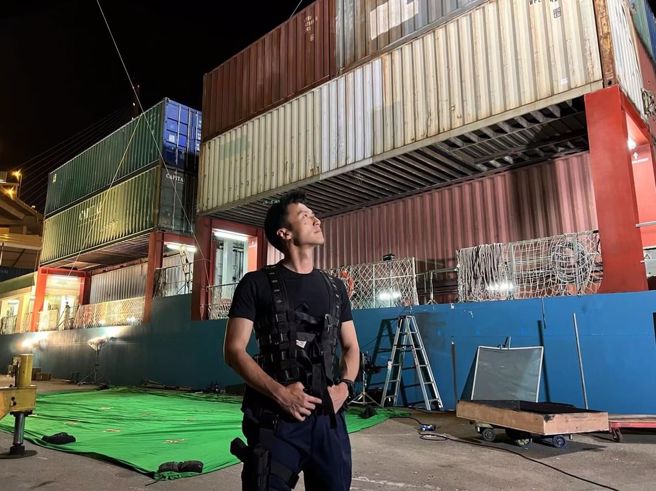 谢霆锋晒出片场花絮照，大概可以窥见片中搭建布景轮廓。(图/谢霆锋 IG)