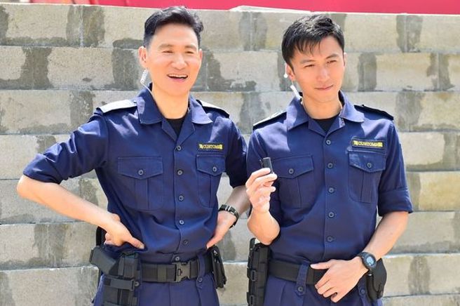 谢霆锋时隔12年才终于同框张学友(左)，两人在新片将饰演海关人员，预计将有精采的对手戏画面。(图/谢霆锋 IG)