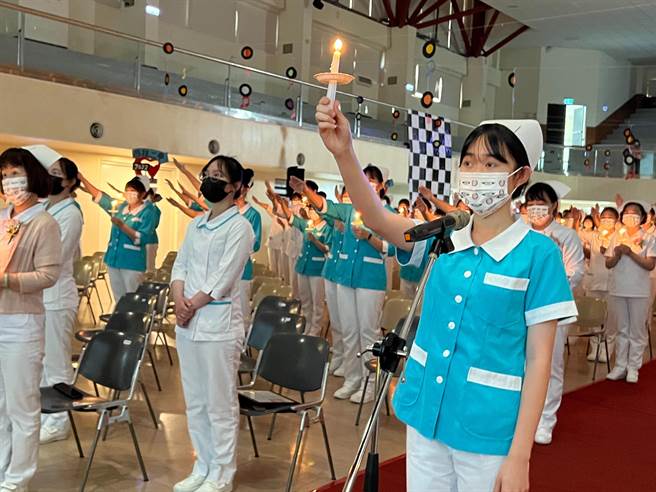 弘光科技大学12日国际护师节，为将到医院实习的289位学生举办加冠传光典礼，实习生将成医界生力军。（弘光科大提供／陈世宗台中传真）