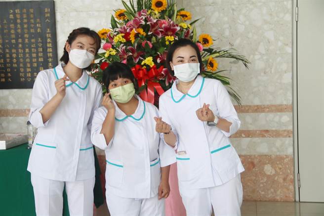  弘光科大护理学院加冠生丁湘湘（右）、王媺翎（中）、吴国姿（左），面对疫情强调她们已做好实习准备。（弘光科大提供／陈世宗台中传真）