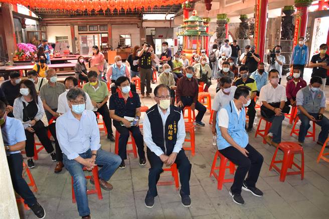 立委陈超明12日办理会勘，大批农民前来关心进度。（谢明俊摄）