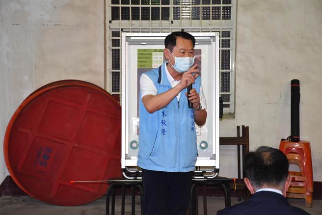 后龙镇长朱秋隆从2016年起就提案请求林务局同意解编保安林地。（谢明俊摄）