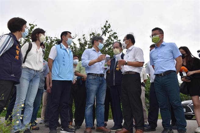 农委会副主委陈骏季允诺会尽力推动本案。（谢明俊摄）