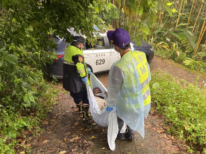 果农身体不适躺卧工寮警消用被单抬人送医救治。(警方提供／吕筱蝉桃园传真)