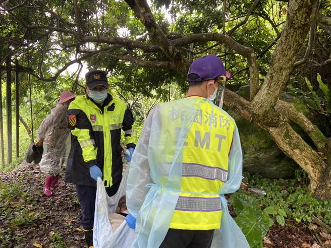 果农身体不适躺卧工寮警消用被单抬人送医救治。(警方提供／吕筱蝉桃园传真)