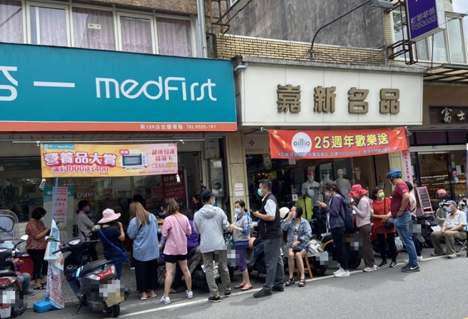 杏一药局门市表示，从一早营业至今，民眾询问电话接不完，一早就有排队人潮。（吴佩蓉摄）
