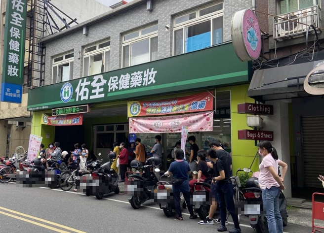 佑全药局门市表示，营业时间11时一开始，不到20分钟就售完，上午10时外面就大排长龙。（吴佩蓉摄）