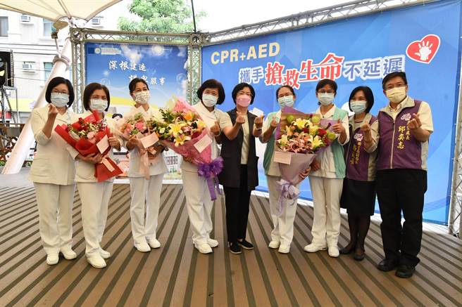 今年國際護師節，防疫期間更特別辛苦，縣長王惠美獻花致敬。（吳敏菁攝）
