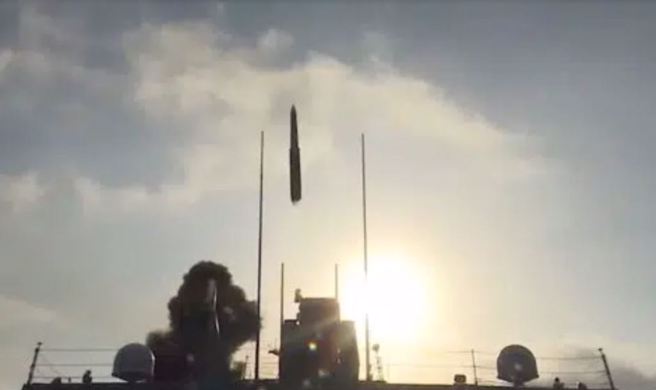 解放军今年4月首度公开055型驱逐舰发射鹰击-21高超音速反舰飞弹的影片。（解放军海军）