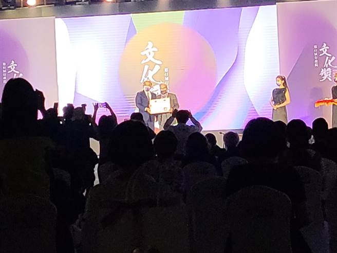 101岁的工艺家王清霜（右），今天下午在行政院院长苏贞昌（左）手中接下行政院文化奖。（李欣恬摄）